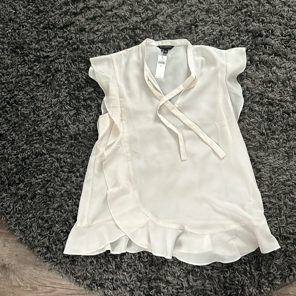 Woman’s shortsleeved dress top